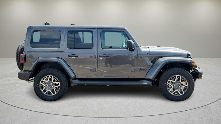 2025 Jeep Wrangler Sahara photo 8